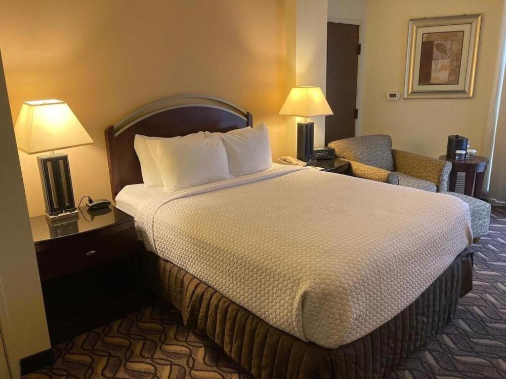 Radisson Hotel Austin - University Bagian luar foto