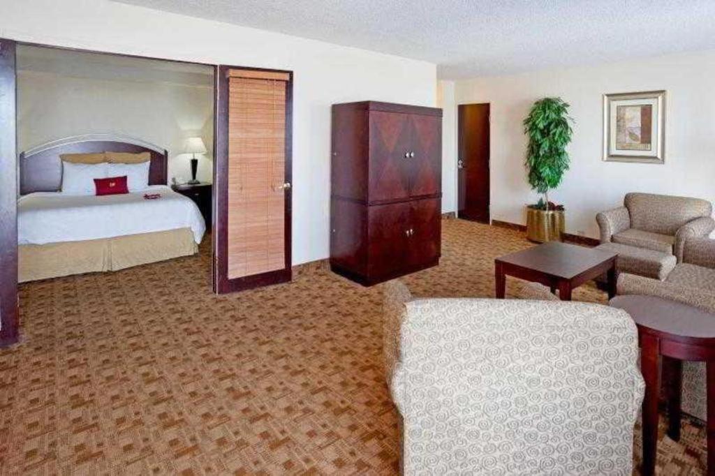 Radisson Hotel Austin - University Bagian luar foto