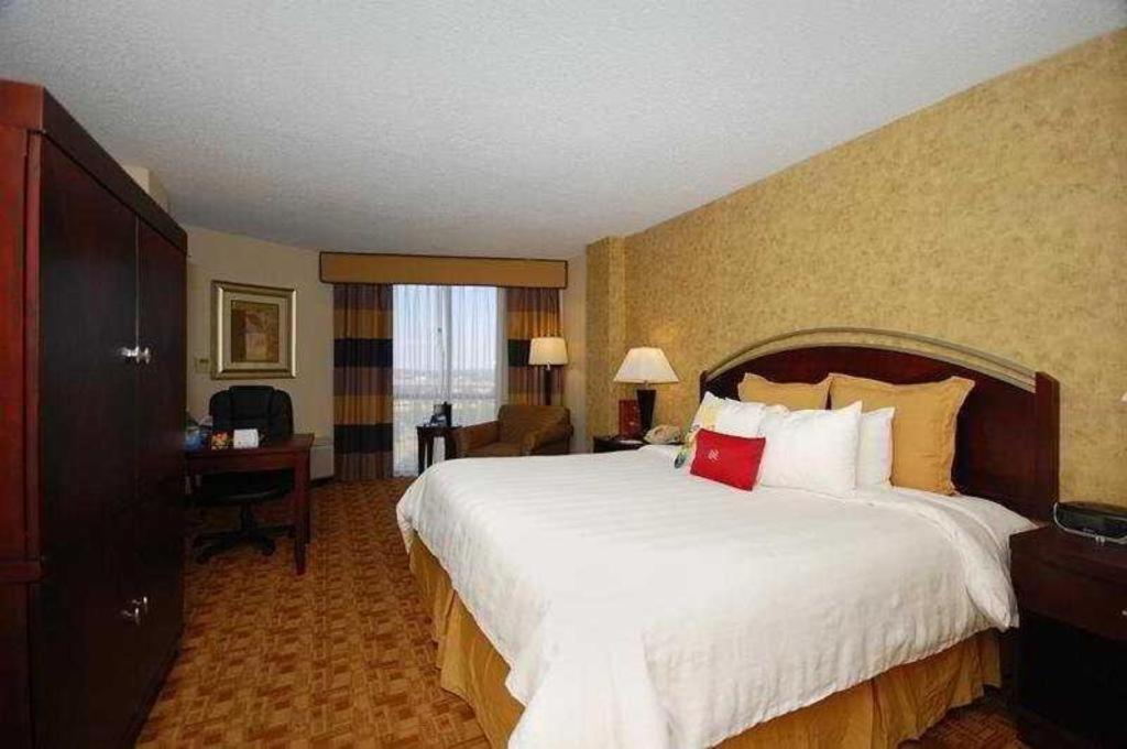 Radisson Hotel Austin - University Bagian luar foto